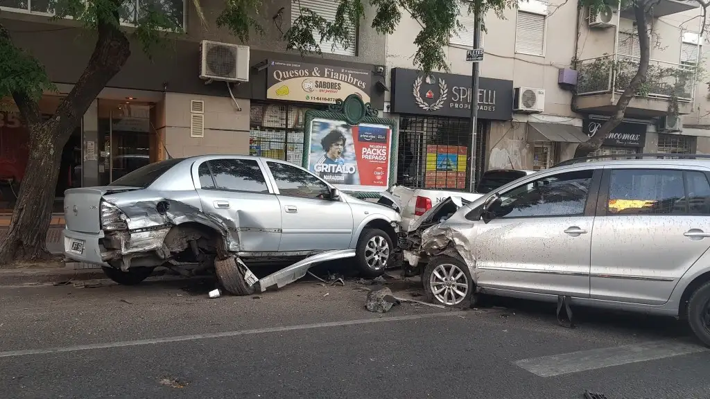 Se quedó dormido al volante y chocó contra dos autos