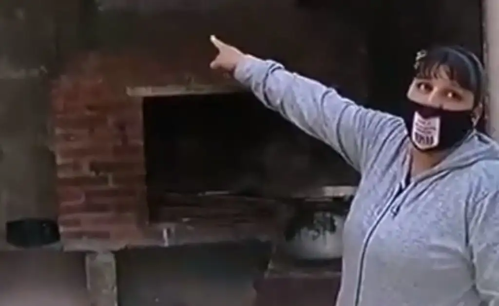 Robaron garrafas de un merendero y cocinan con leña 300 raciones diarias