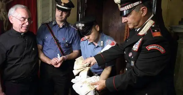 Roma: Hallan 42 mil dólares en el confesionario de una iglesia