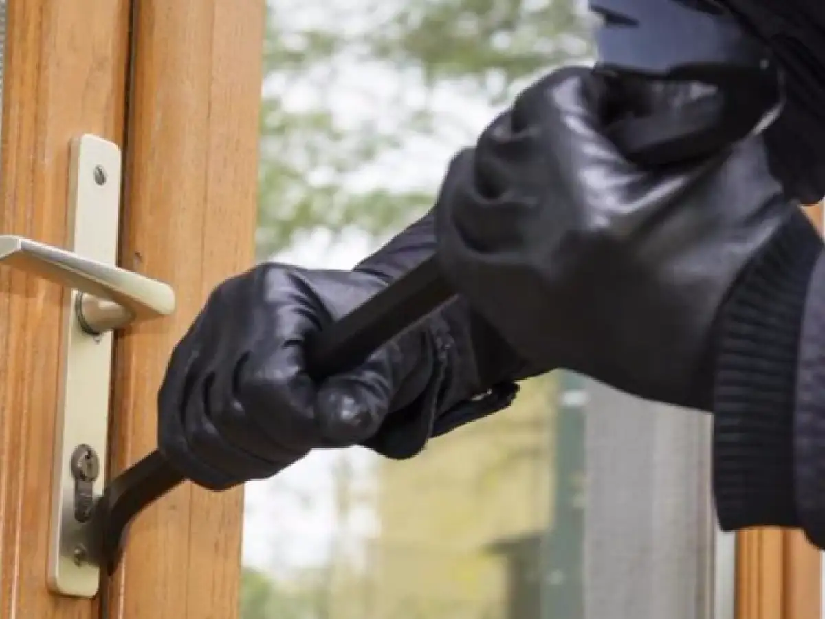 Les robaron más de 6 mil dólares de su casa cuando estaban de vacaciones