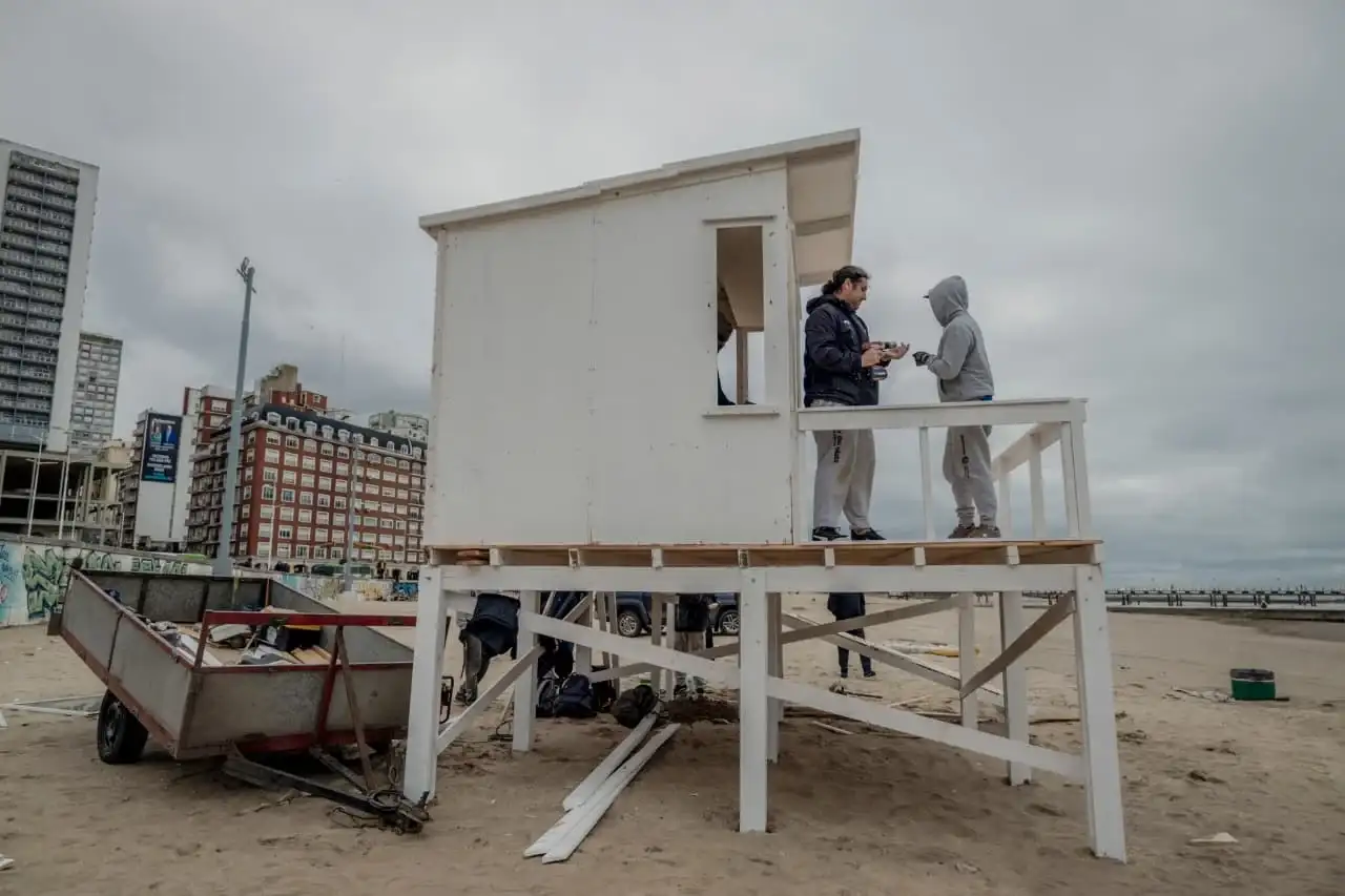 Mar del Plata se prepara para el verano: reparan casillas de guardavidas en distintos puntos de la costa