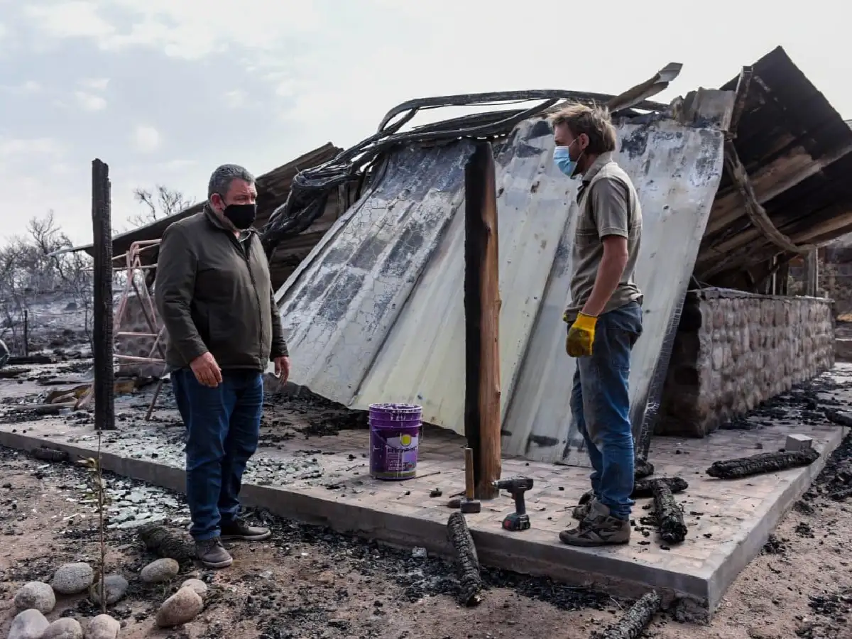 El gobierno nacional asiste a familias evacuadas en las sierras