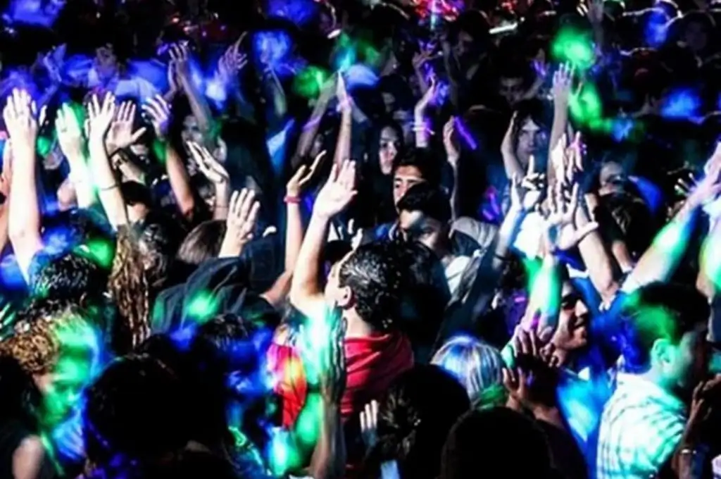 Increíble: una radio convocó a una fiesta clandestina
