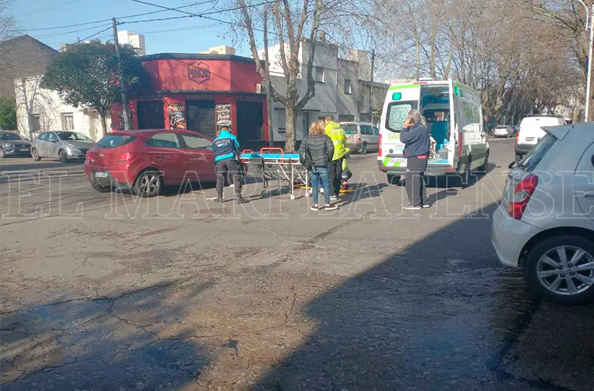 Atropellan a una mujer en bicicleta: la trasladan al HIGA con golpes en la cabeza