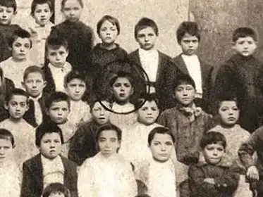 La investigación parte de una fotografía escolar en la que aparece Gardel.