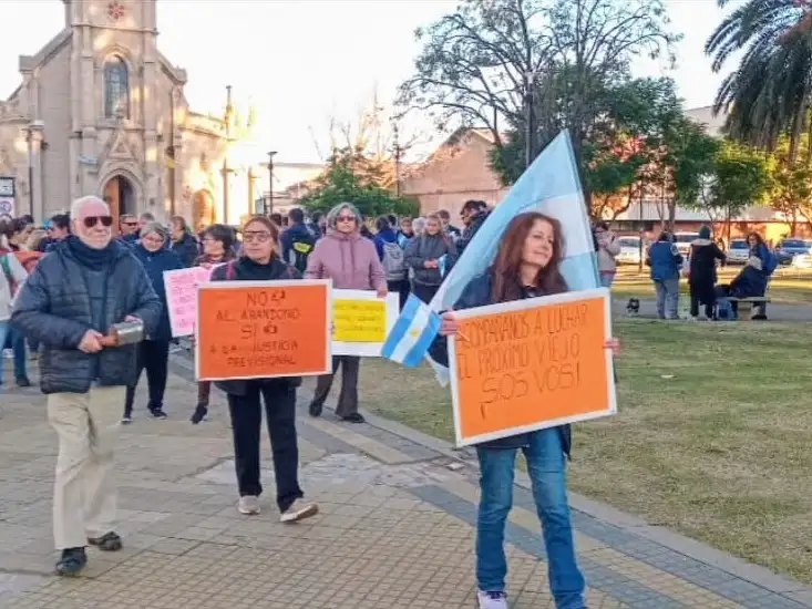 Jubilados marchando en una de las convocatorias del último invierno en la plaza San Martín. Foto: Gentileza