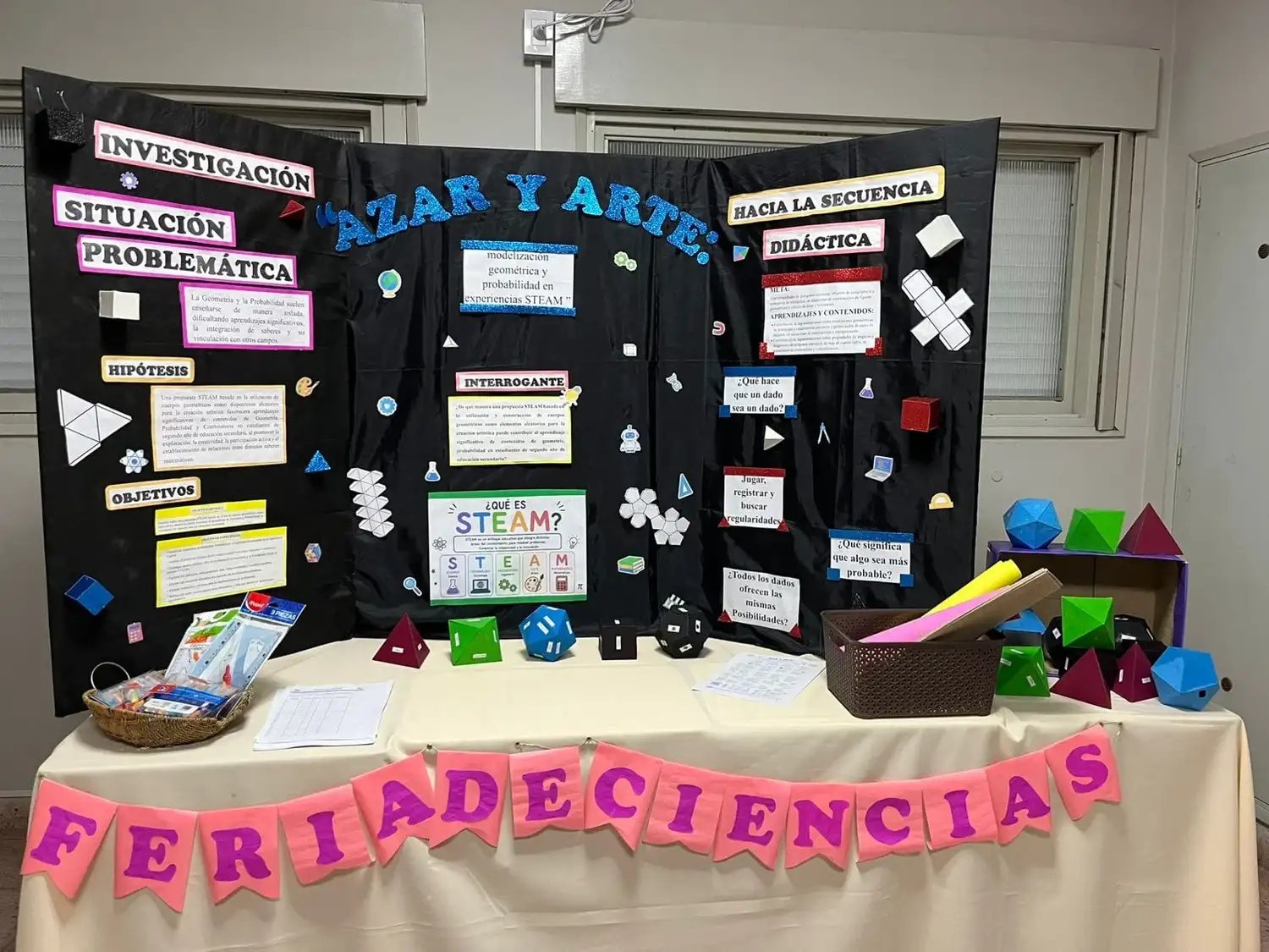 El stand de “Azar y arte” muestra los cuerpos geométricos que las estudiantes del profesorado de Balnearia utilizaron para diseñar una propuesta que combina geometría, probabilidad y creación artística