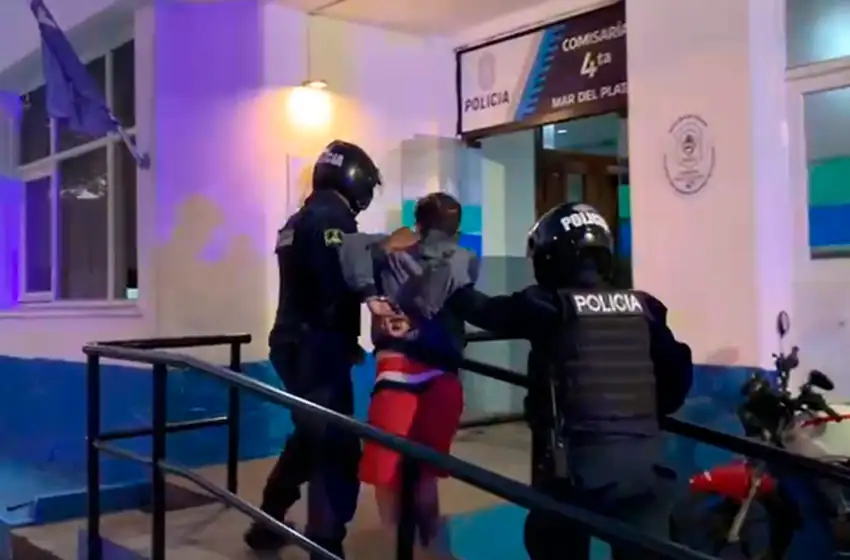 Amenazan a una mujer con un cuchillo para robarle