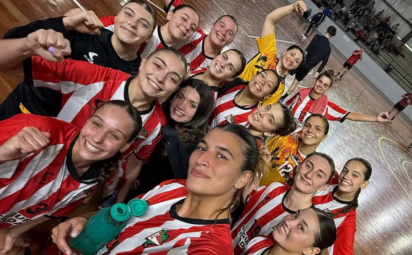 Otra vez filmadas en el vestuario: jugadoras del equipo de un handball denunciaron que las espiaban