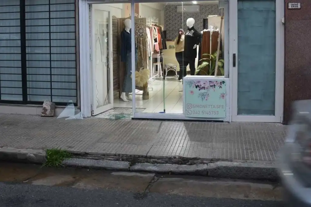 Rompió la vidriera e ingresó a robar a un comercio del centro santafesino: fue detenido