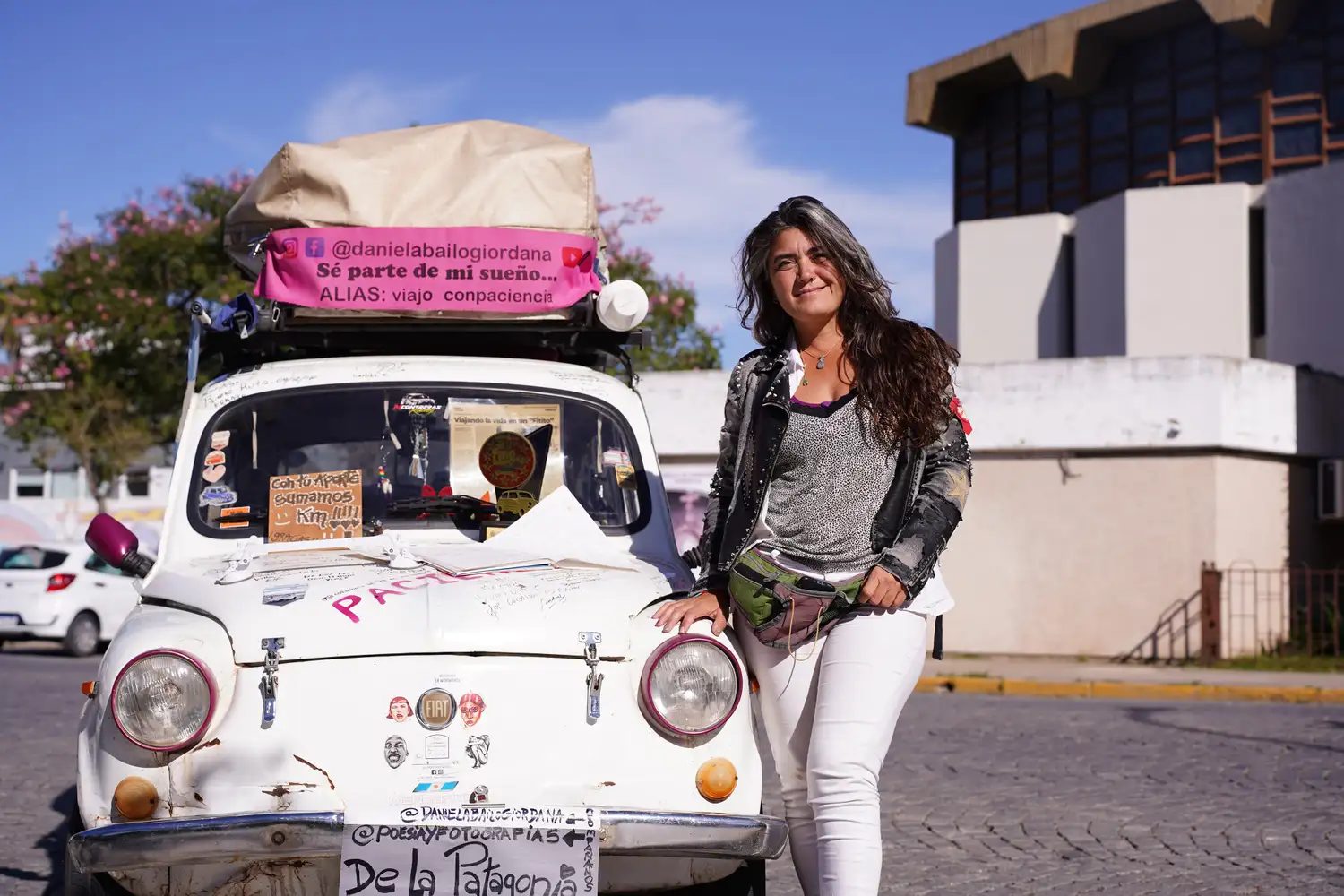 Daniela nació en San Francisco, pero se fue en 1992. La vida la llevó por distintos caminos, que hoy comparte con Paciencia, su amado Fiat 600