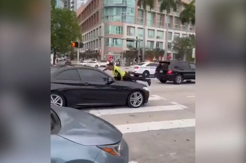 Policía embestido
