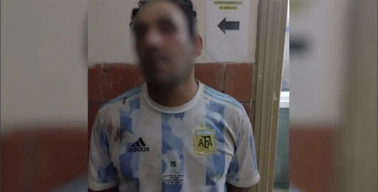 Detienen a un hombre que golpeó a su hijo de 5 años en la vía pública