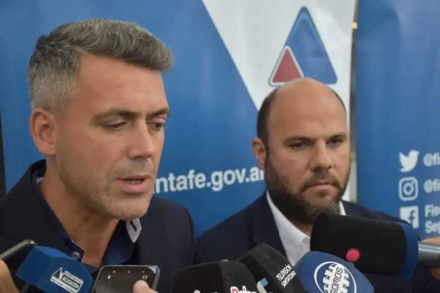 El subsecretario de Control del Ministerio de Justicia y Seguridad, Pablo Covacich, y el fiscal Franco Carbone brindaron una conferencia de prensa.