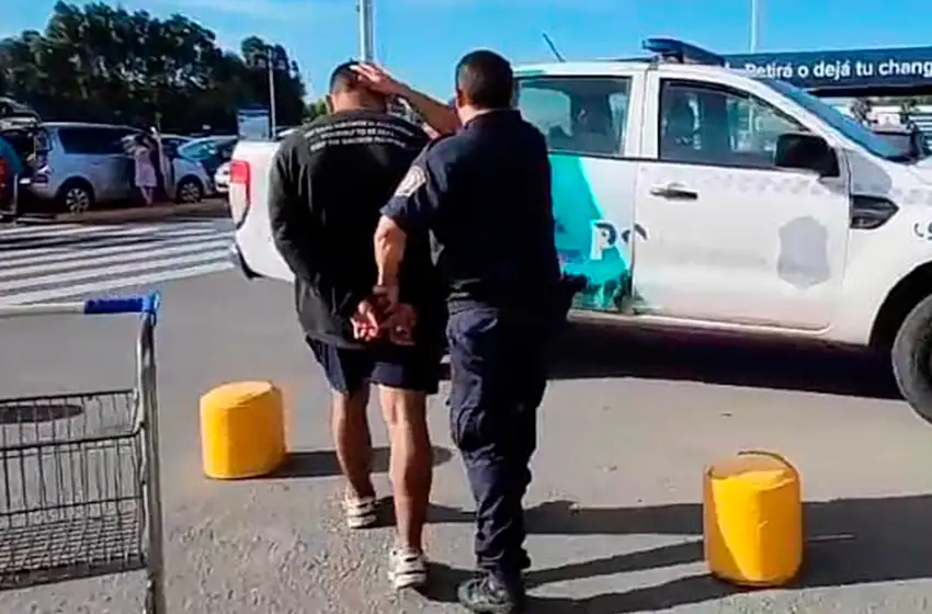Trató de robar tres perfumes de un supermercado