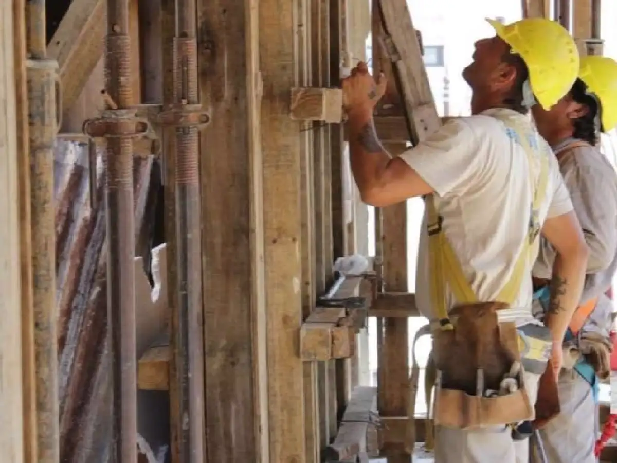 Empleo registrado en la construcción cayó 2,4% en enero, según informe
