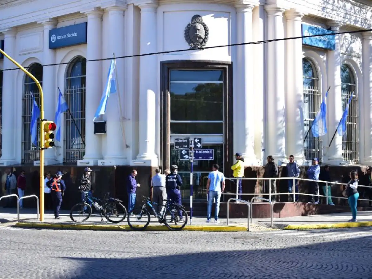 Las sucursales bancarias pagan hoy a jubilados con DNI terminados en 8 y 9