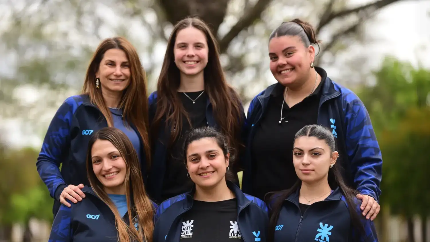 Parte del equipo de vóley femenino que se quedó con el primer puesto en los Juegos.