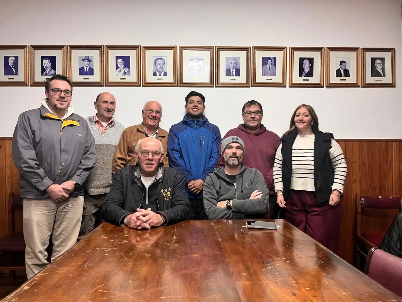 Parte de la comisión directiva encabezada por Luis Antonelli como presidente