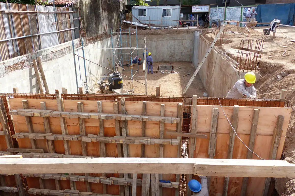 El empleo registrado en la construcción volvió a caer en mayo 2% y acumula 9 meses consecutivos en declive