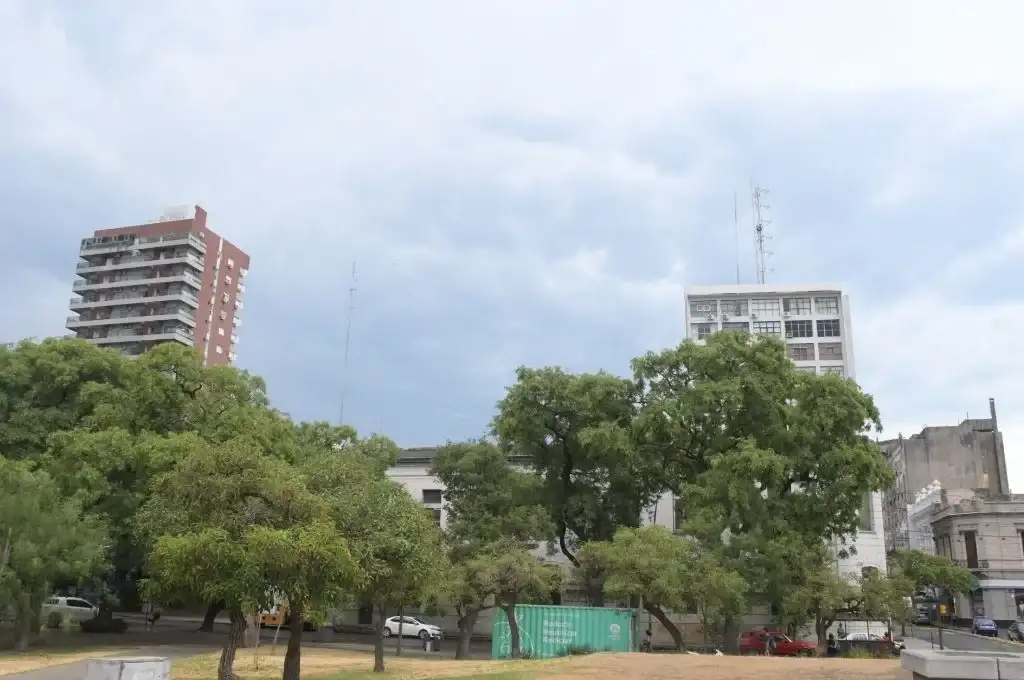 Jornada nublada en la ciudad