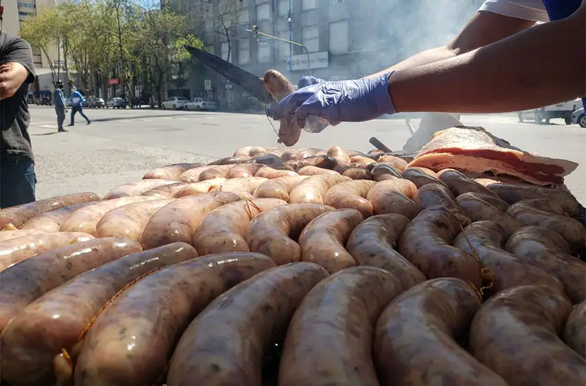 Afirman que la venta de choripanes cayó 80% por la pandemia