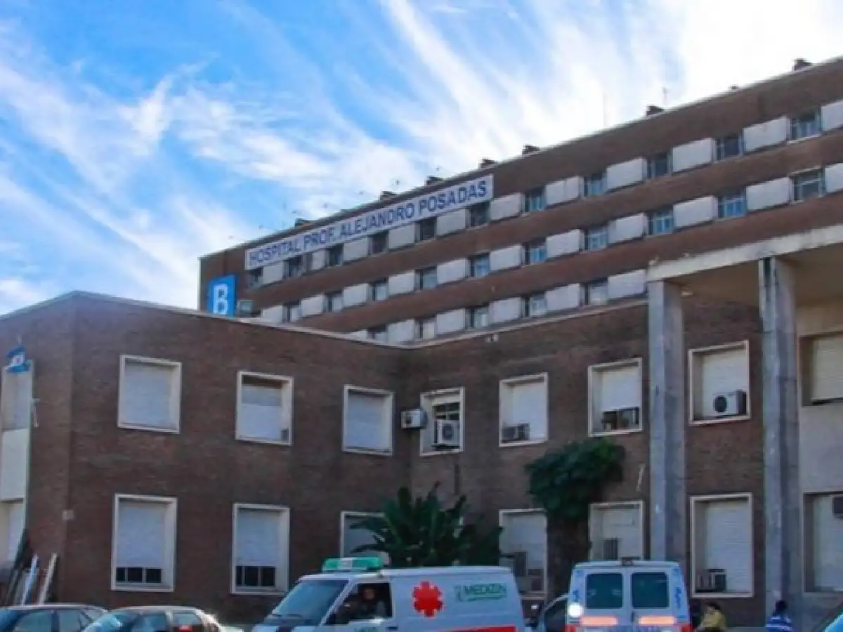 Una mujer cayó del octavo piso y detuvieron a su pareja