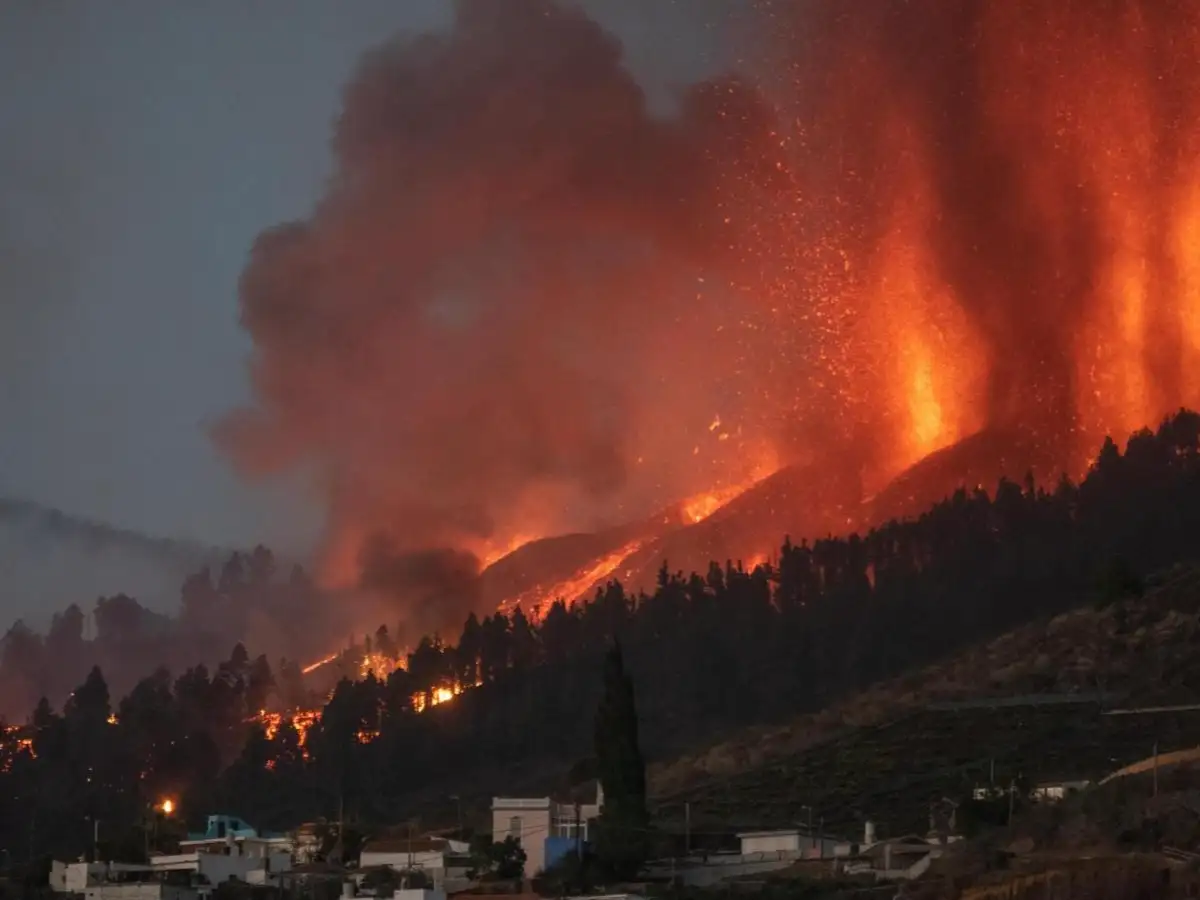 España: la lava no cesa de brotar en el volcán Cumbre vieja