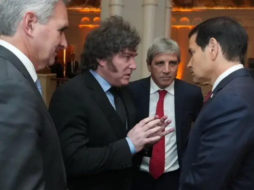 Javier Milei durante el encuentro en Nueva York con Marco Rubio, acompañado por Pablo Quirno y Luis Caputo.