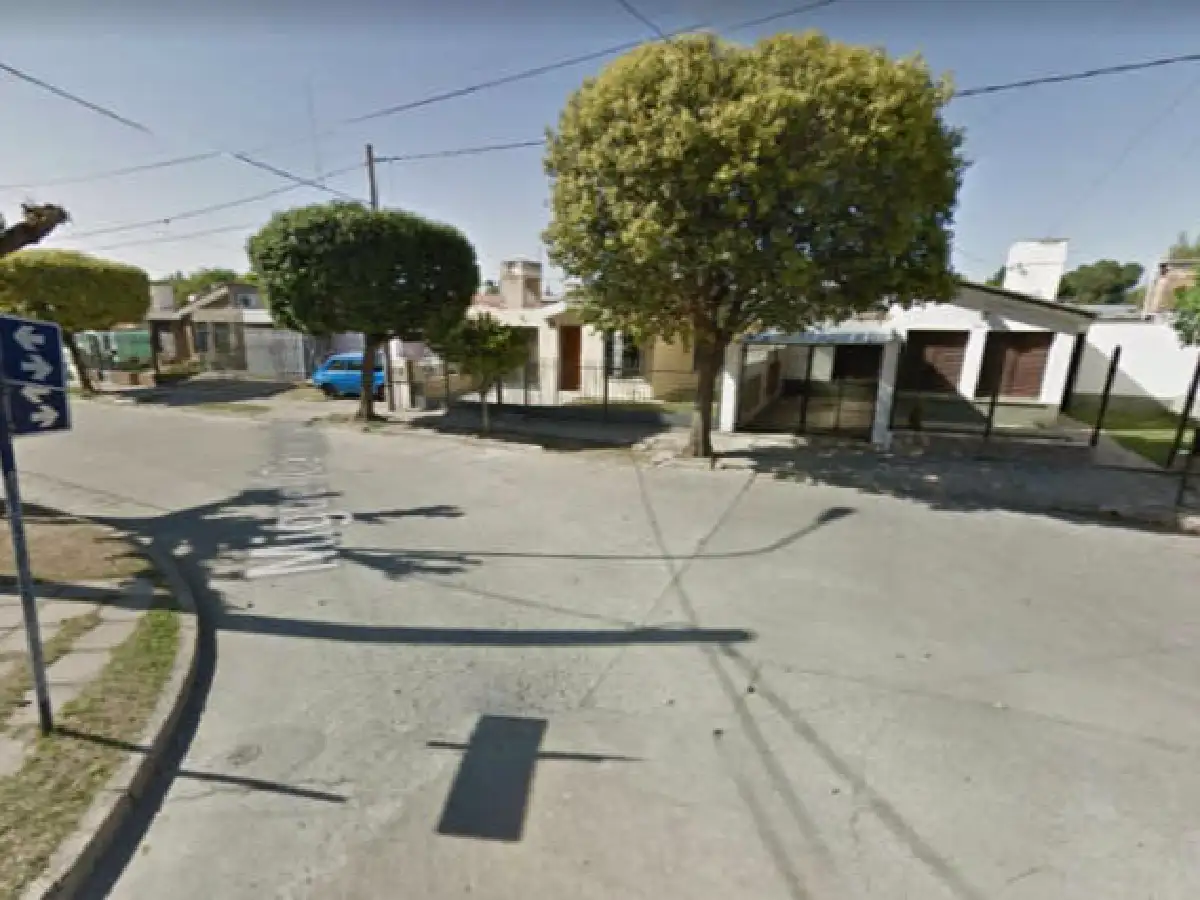 Le sacó el auto al padre, eludió un control y chocó