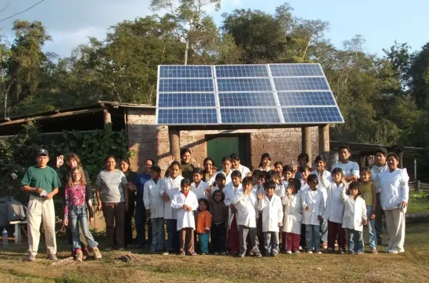Avanza la instalación de paneles solares en 47 escuelas rurales de la provincia