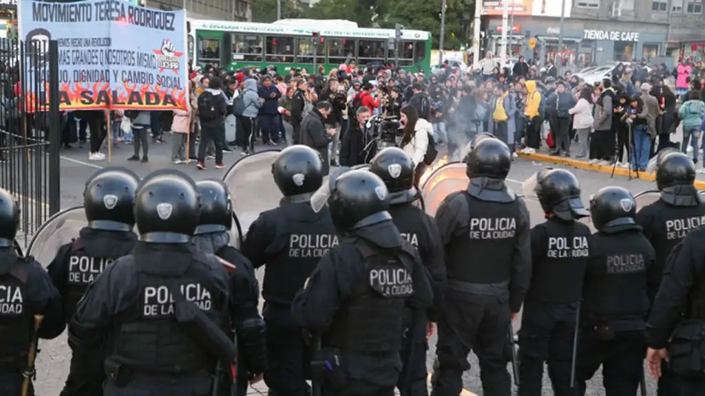 Una persona muerta en represión frente al Obelisco