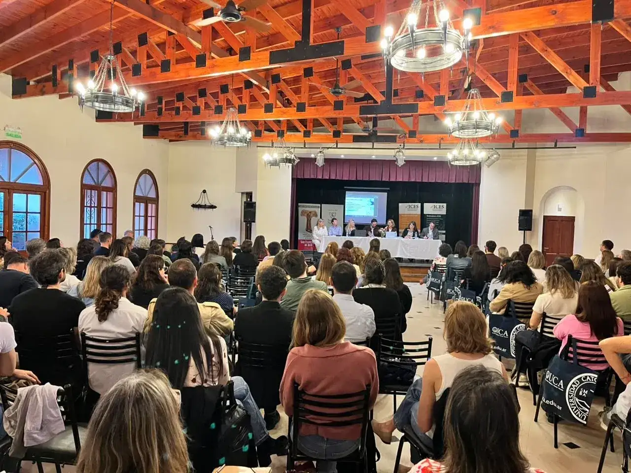 Presentación del libro en la Asociación Española.