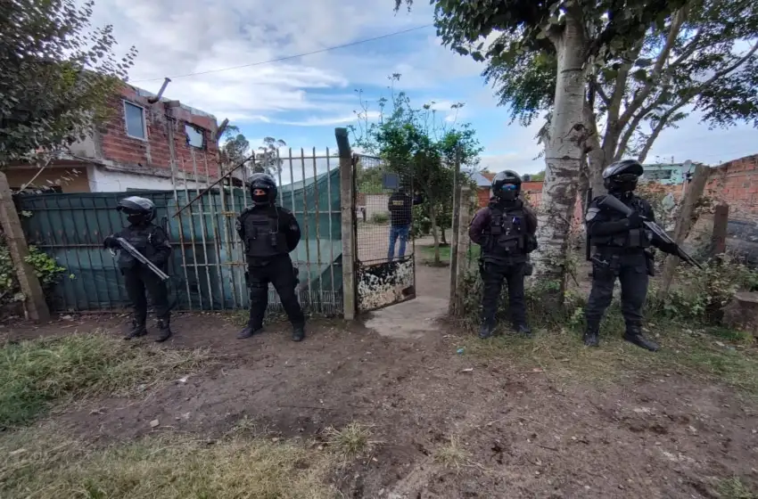 Detienen a 5 personas tras múltiples allanamientos por venta de droga en barrio Libertad