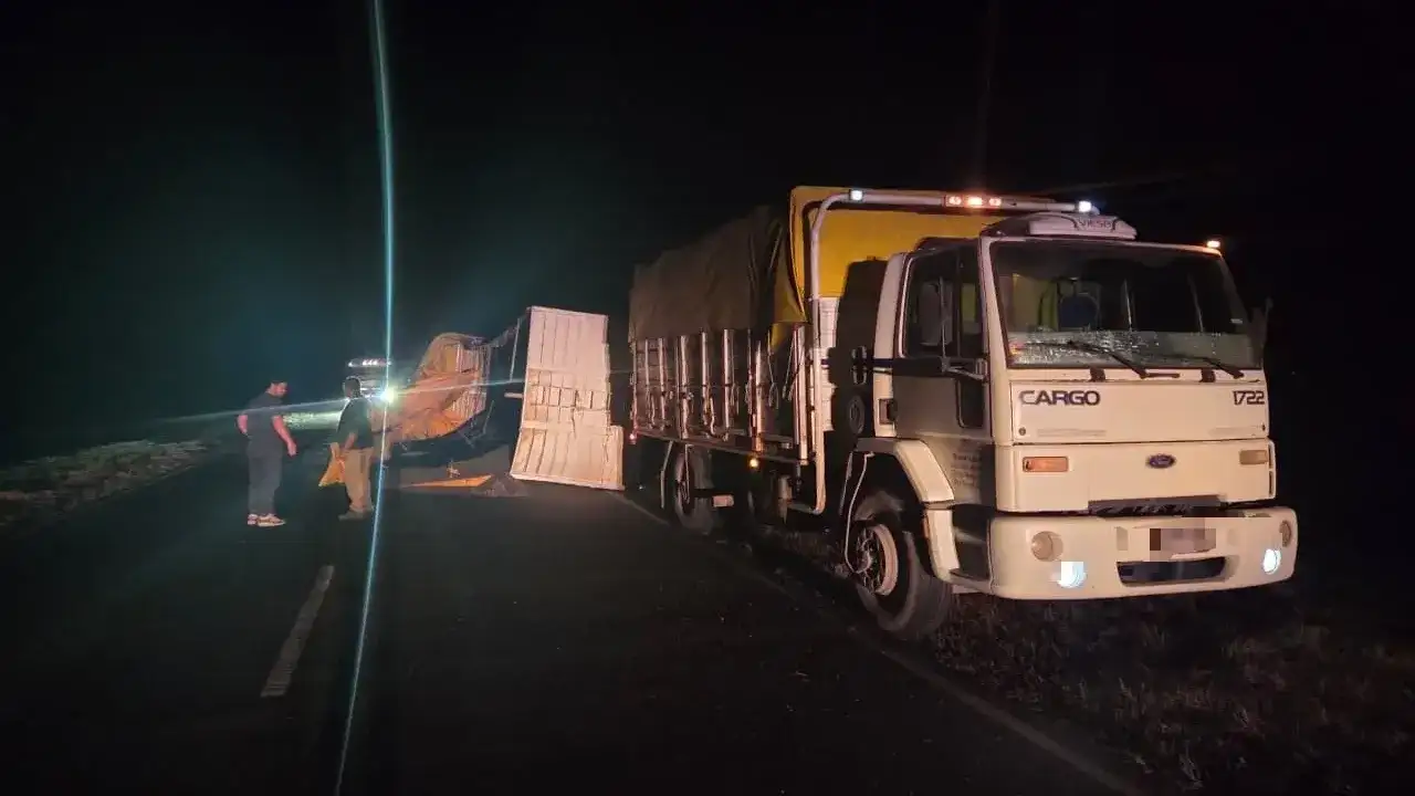 Dos accidentes en rutas de la región: un motociclista sufrió lesiones graves y un camión volcó su acoplado