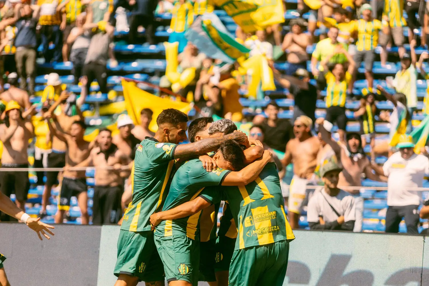 Todo el equipo abraza a NIcolás Laméndola luego de convertir el 1-0. (Foto: Prensa Aldosivi)