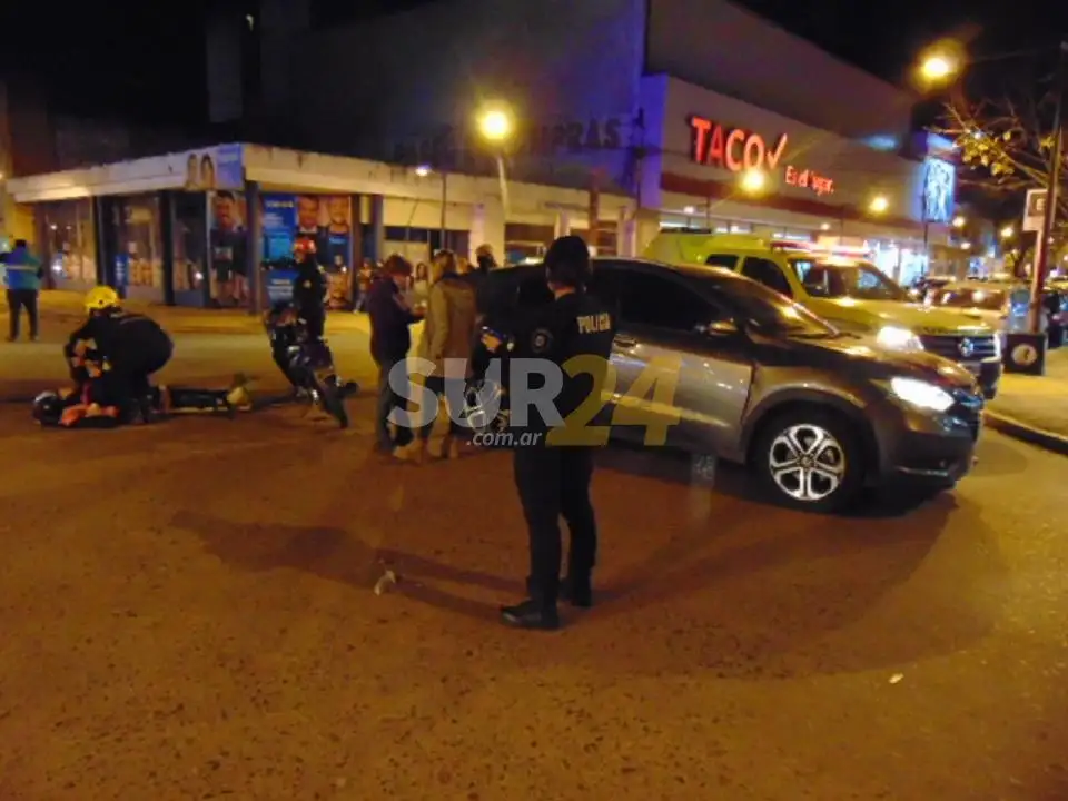 Dos lesionadas por accidente de moto y auto en el centro de Venado