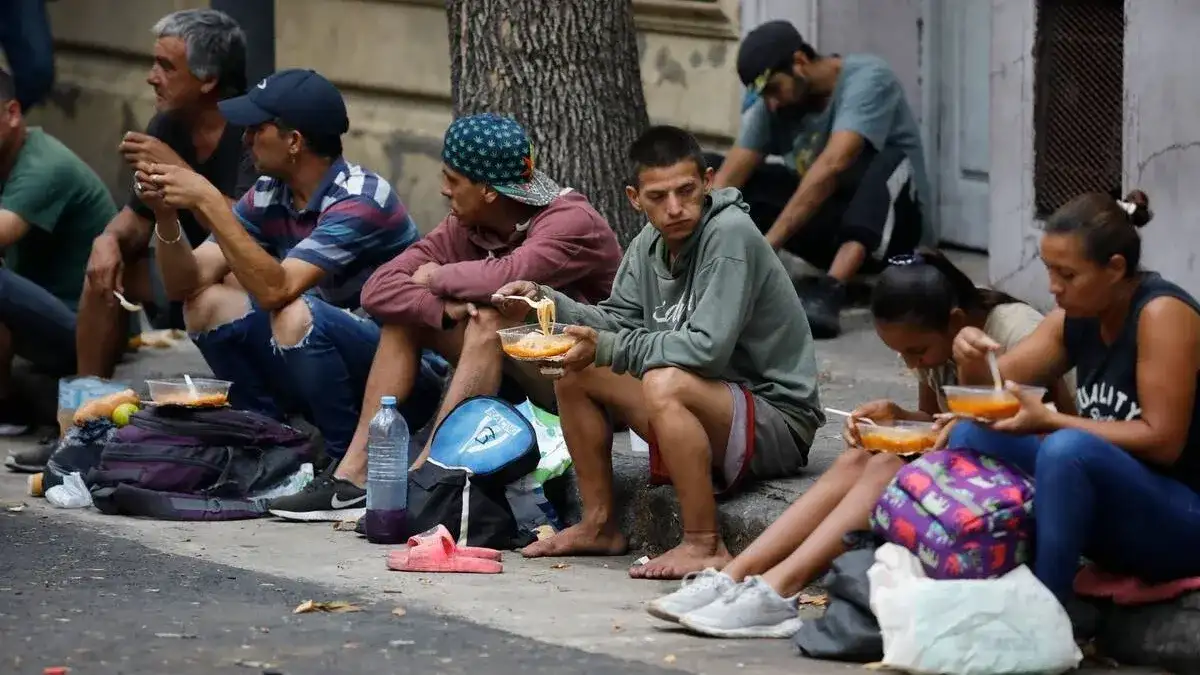 Según el Indec, una familia necesitó más de $1,6 millones en agosto para no ser pobre