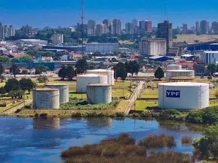 Con la reducción de la actividad, algunos trabajadores recibieron alternativas para continuar dentro de YPF en otras instalaciones. Entre los destinos mencionados aparecen La Plata, Comodoro Rivadavia y Neuquén. Otros analizan la posibilidad de aceptar una indemnización.
