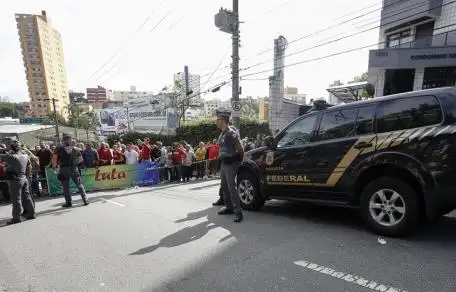Corrupción en Brasil: Allanaron la casa de Lula y lo llevaron a declarar