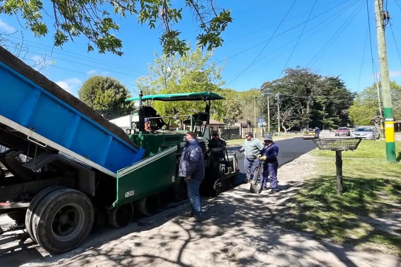 Uno de los principales frentes de obra se desarrolla en el barrio Bosque Grande, sobre la calle Reforma Universitaria.