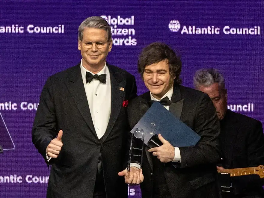 Scott Bessent y Javier Milei durante la entrega del premio "Ciudadano Global 2025" (Foto: AP Foto/Stefan Jeremiah)
