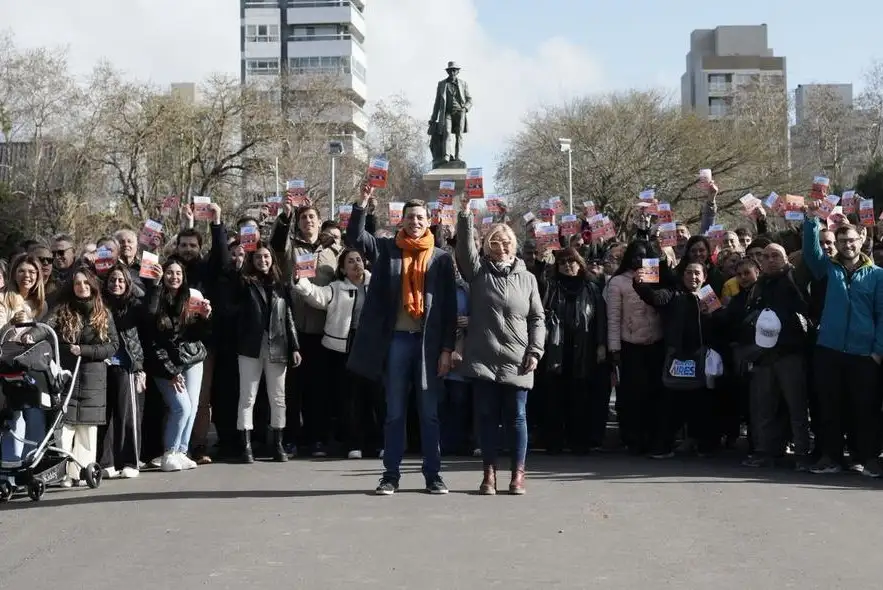 Gabriela Azcoitía y Ariel Bordaisco cerraron su campaña en Plaza Mitre.