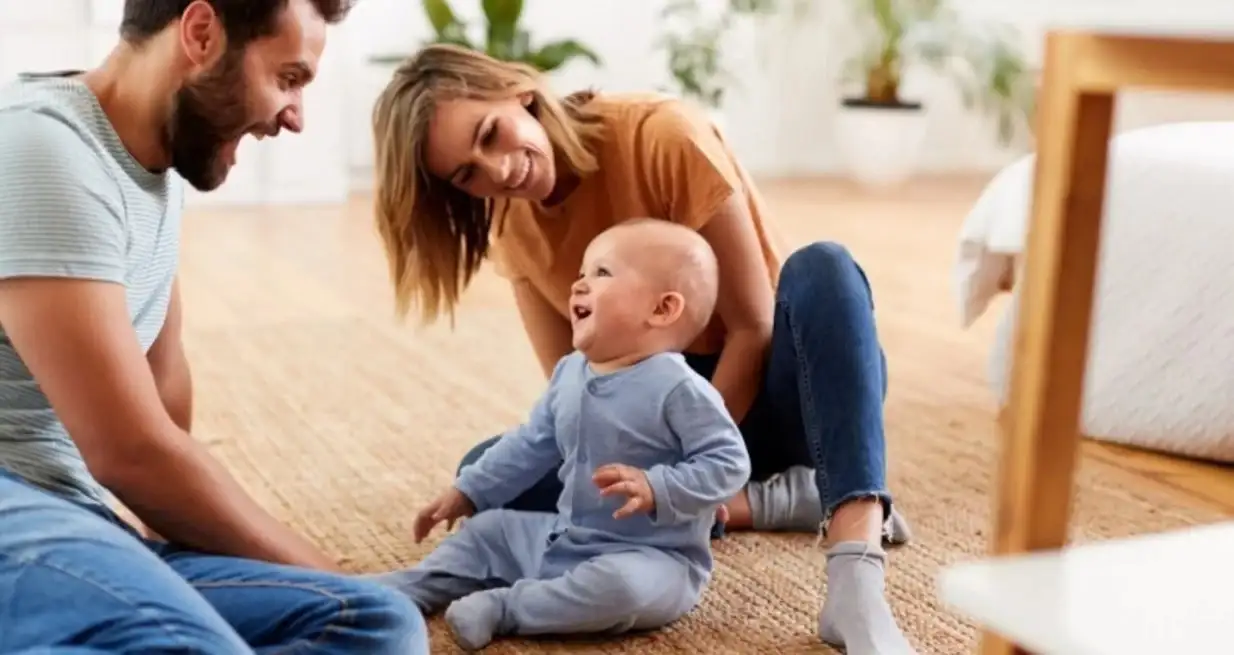 Para quienes tienen el primer hijo, la maternidad o la paternidad representa uno de los aspectos más significativos de su experiencia vital. Por eso, no estamos solo ante una cifra: hablamos de decisiones profundamente humanas. Imagen solo referencial.