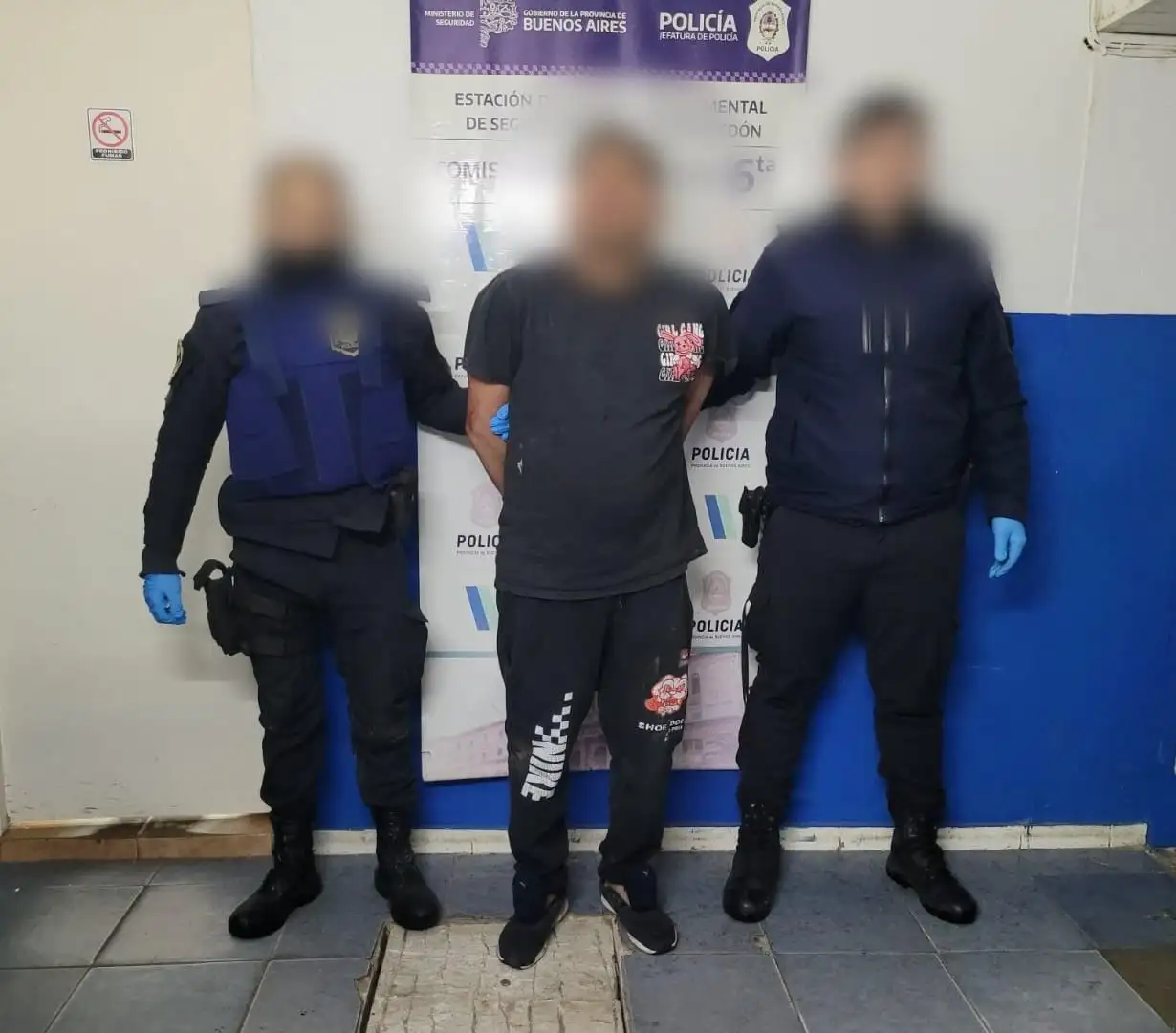 Se llevaba 60 paquetes de cigarrillos, dinero en efectivo y 12 encendedores.