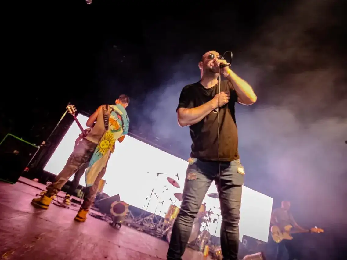 El show recorrerá la discografía ricotera y fundamentalista con un espectáculo de capacidad limitada.