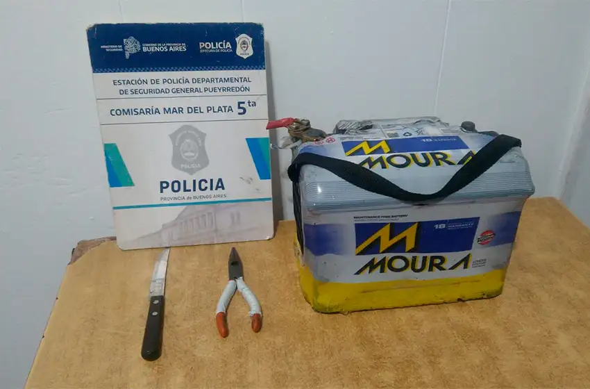 Atrapan a un hombre que había robado una batería de un auto