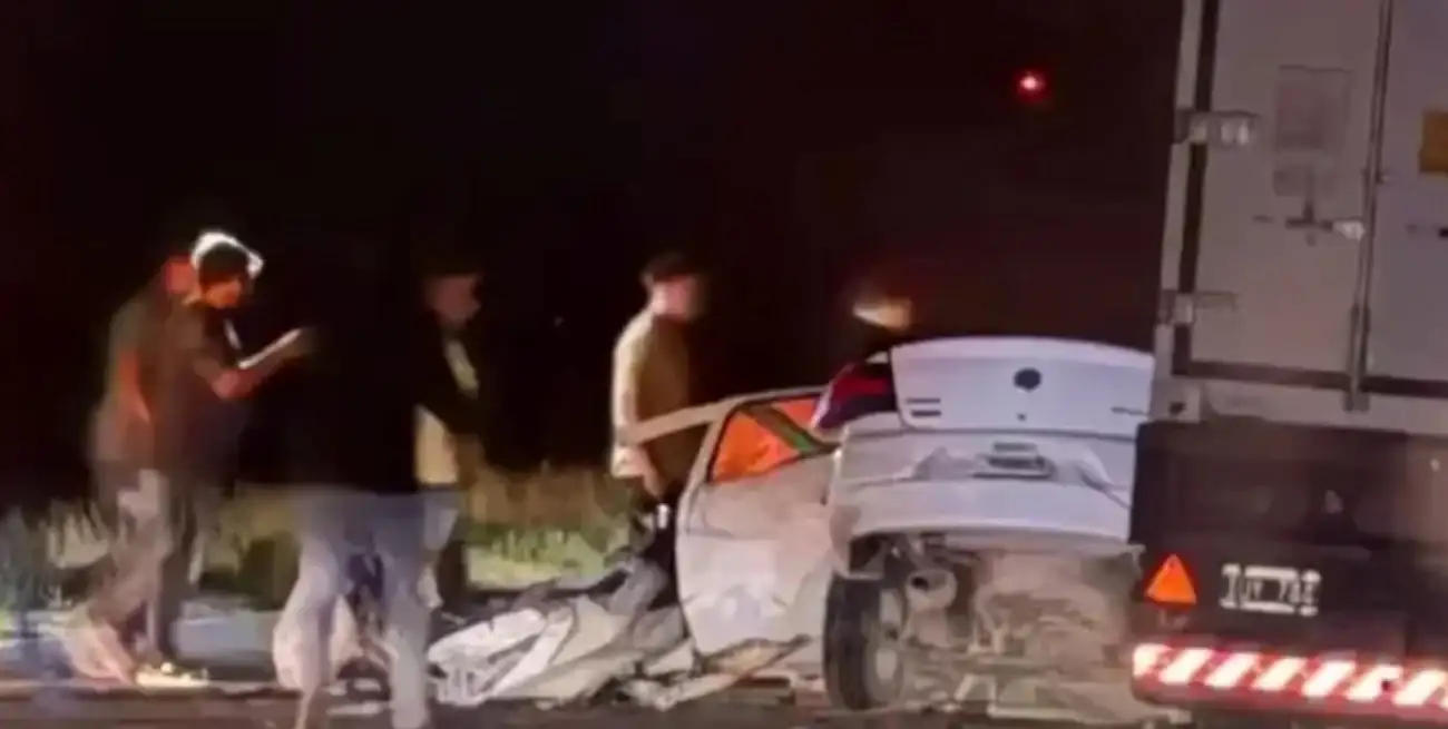 La violencia del accidente fue tal que el ocupante del auto falleció en el acto.