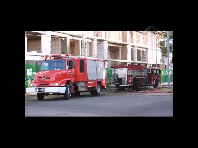 Se incendió el último piso de un edificio en construcción