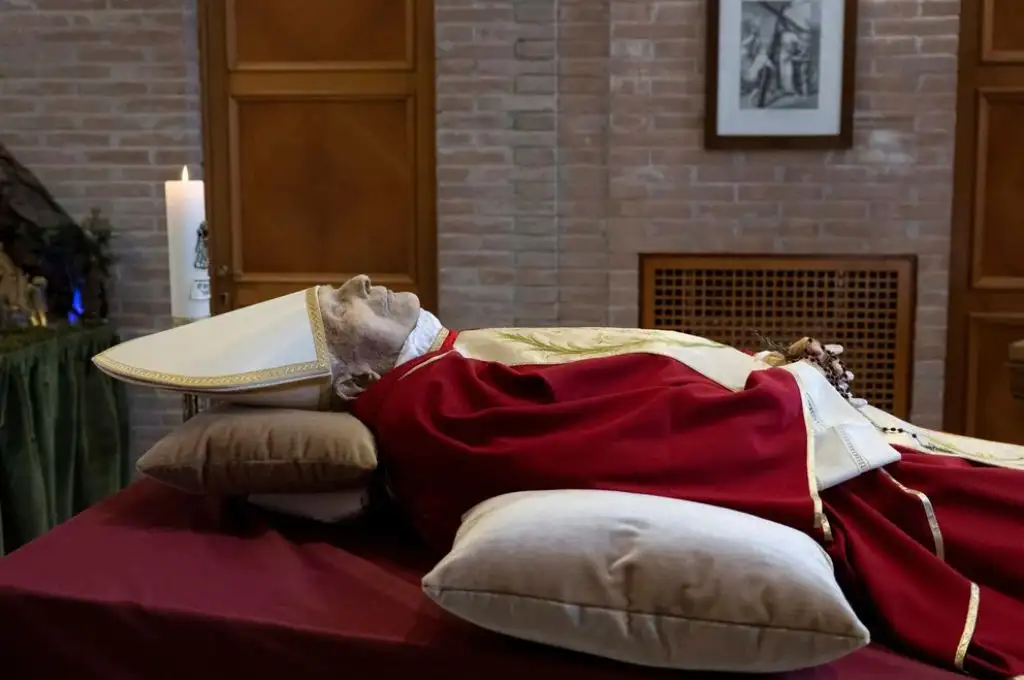 El cuerpo de Benedicto XVI yase en la capilla ardiente del Vaticano